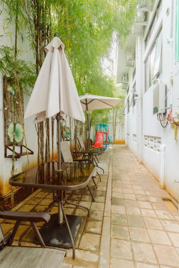Urbanest Inn House Slipi Джакарта Экстерьер фото