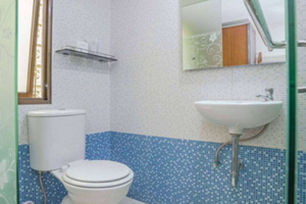 Urbanest Inn House Slipi Джакарта Экстерьер фото